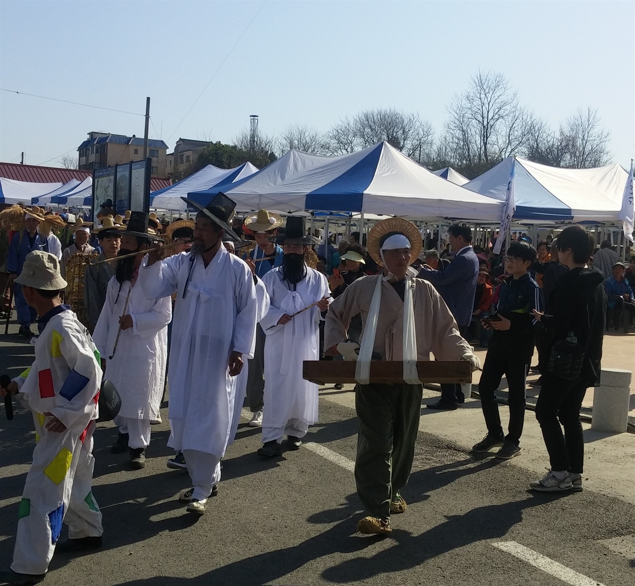 홍산 장날 모습 재현 홍산 보부상 축제날 홍산 장날과 보부상들의 모습을 재현한 모습