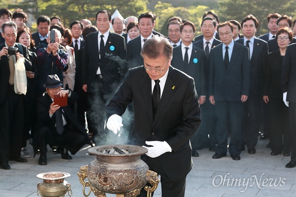 문재인 후보, 4.19민주묘지 참배 문재인 더불어민주당 대선후보가 ‘제57주년 4.19혁명 기념일’인 19일 오전 서울 강북구 수유동 국립 4.19민주묘지를 참배했다.