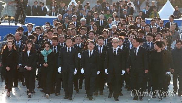 안철수 후보, 4.19민주묘지 참배 안철수 국민의당 대선후보가 ‘제57주년 4.19혁명 기념일’인 19일 오전 서울 강북구 수유동 국립419민주묘지를 참배했다.