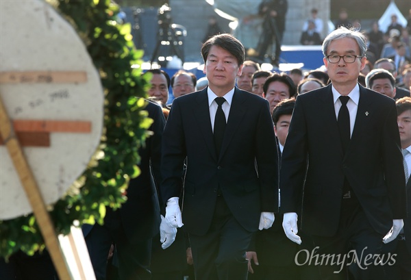 안철수 후보, 4.19민주묘지 참배 안철수 국민의당 대선후보가 ‘제57주년 4.19혁명 기념일’인 19일 오전 서울 강북구 수유동 국립419민주묘지를 참배했다.