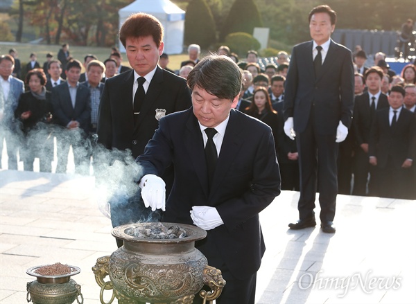 [오마이포토] 안철수 후보, 4.19민주묘지 참배 