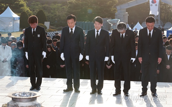 안철수 후보, 4.19민주묘지 참배 안철수 국민의당 대선후보가 ‘제57주년 4.19혁명 기념일’인 19일 오전 서울 강북구 수유동 국립419민주묘지를 참배했다.