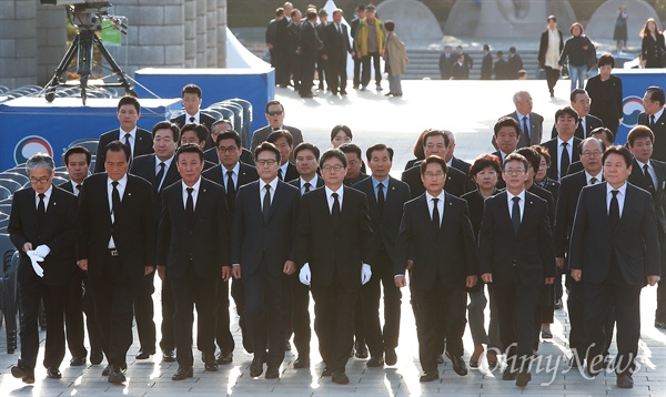 유승민 후보, 4.19민주묘지 참배 유승민 바른정당 대선후보가 ‘제57주년 4.19혁명 기념일’인 19일 오전 서울 강북구 수유동 국립419민주묘지를 참배했다.