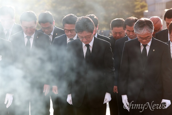 유승민 후보, 4.19민주묘지 참배 유승민 바른정당 대선후보가 ‘제57주년 4.19혁명 기념일’인 19일 오전 서울 강북구 수유동 국립419민주묘지를 참배했다.