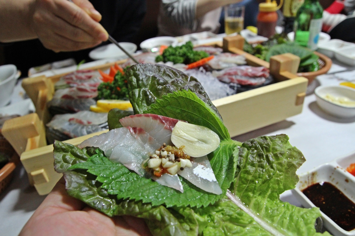 모두가 만족한 맛이 유별난 자연산 감성돔 회다.
