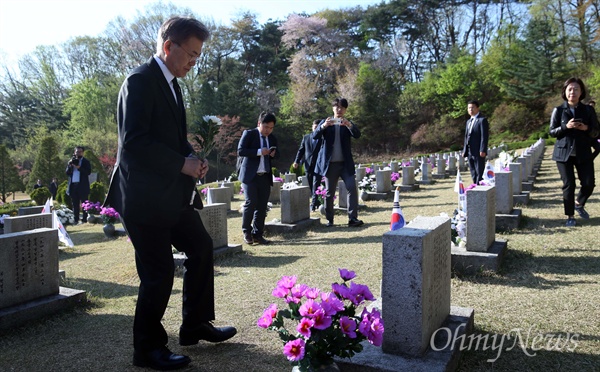 김주열 열사 묘소에 헌화하는 문재인 후보 문재인 더불어민주당  후보가 19일 오전 서울 강북구 국립 4.19민주묘지를 참배한 뒤 김주열 열사 묘지에 헌화하고 있다.