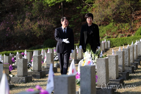 안철수 후보, 4.19민주묘지 참배 안철수 국민의당 후보가 19일 오전 서울 도봉구 국립 4.19민주묘지를 참배한 뒤 김주열 열사 묘지로 향하고 있다.