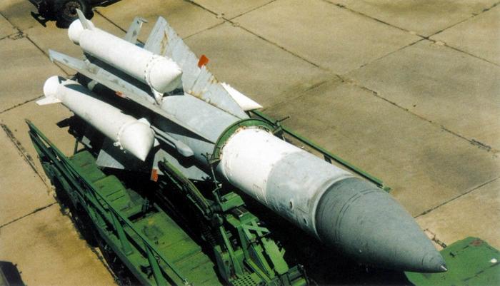 러시아의 S-200, 나토에서 SA-5라고 이름붙인 지대공미사일, 원조 러시아의 것도 보조로켓 끝이 밖으로 휘어있다.        