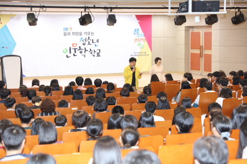 순천연향도서관 청소년 인문학학교 왼쪽부터 발표자와 경청하고 있는 이옥수 작가