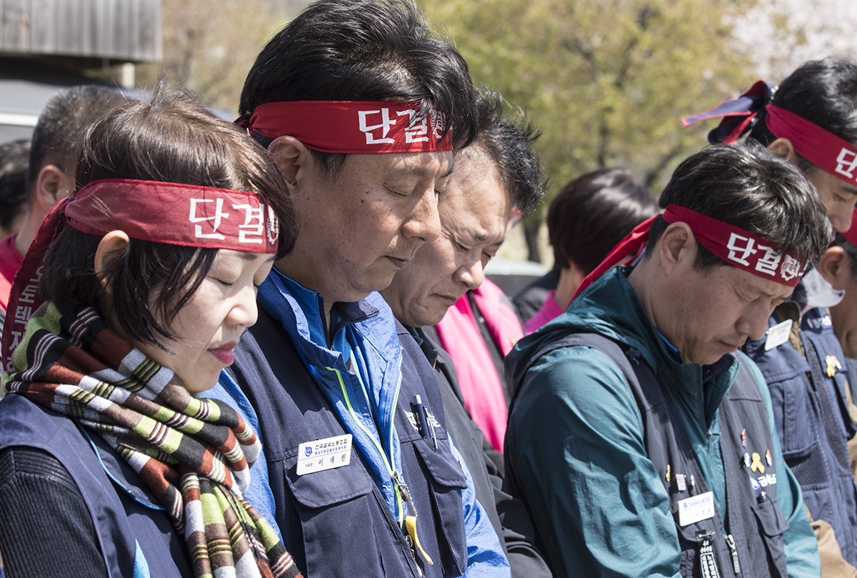 19일 오후 충남 아산시 탕정면 갑을오토텍 공장에서는 사측의 노조파괴를 규탄하는 기자회견이 열린 가운데 참가자들이 18일 스스로 목숨을 끊은 고 김아무개 조합원을 애도하는 묵념을 하고 있다. 