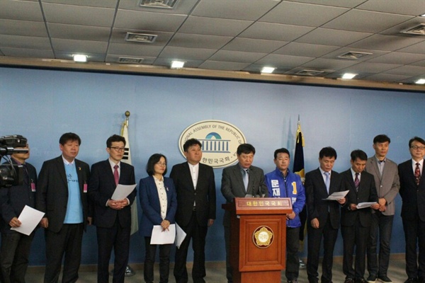 국민참여당, 창조한국당, 민주노동당 출신인사 및 당원 509명이 19일 오전 11시 국회 정론관에서 기자회견을 열고 더불어민주당 입당을 선언했다.