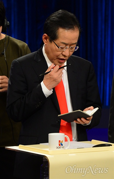 19일 오후 서울 여의도 KBS에서 열린 두 번째 대선 TV토론에 앞서 자유한국당 홍준표 후보가 토론 준비를 하고 있다. 이번 대선 토론은 사상 첫 스탠딩 토론으로 진행됐다.