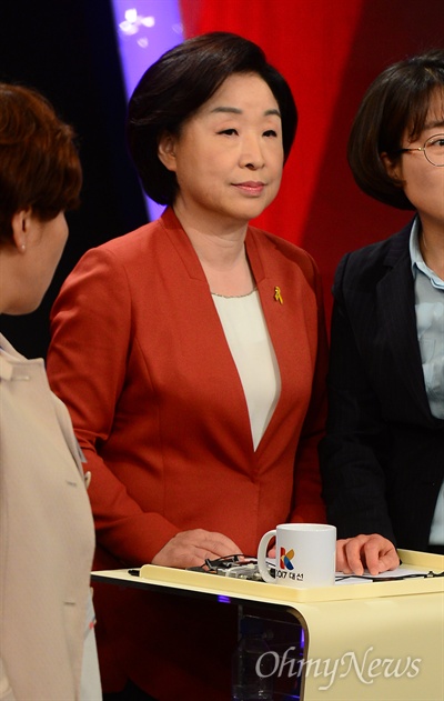 19일 오후 서울 여의도 KBS에서 열린 두 번째 대선 TV토론에 앞서 정의당 심상정 후보가 토론 준비를 하고 있다. 이번 대선 토론은 사상 첫 스탠딩 토론으로 진행됐다.