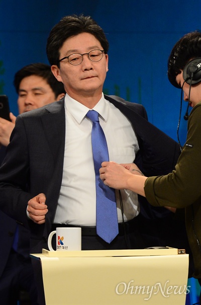 19일 오후 서울 여의도 KBS에서 열린 두 번째 대선 TV토론에 앞서 바른정당 유승민 후보가 토론 준비를 하고 있다. 이번 대선 토론은 사상 첫 스탠딩 토론으로 진행됐다.