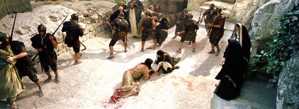  <패션 오브 크라이스트>에서 예수는 로마 군인에게 모진 고문을 받아 살점이 뜯겨져 나간다. 이 장면은 잔혹함의 극치다. 