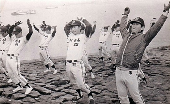 장항 나루터에서 몸을 푸는 최관수 감독과 선수들(1970년대)

