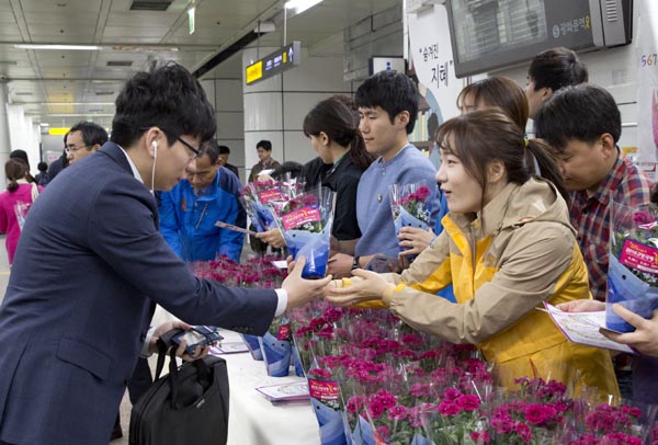 서울도시철도공사 직원들이 지난해 4월 광화문역에서 시민들에게 꽃화분을 선물하고 있다.