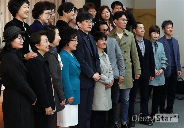 YWCA가 뽑은 좋은 TV프로그램상, 최선을 다하는 아름다운 사람들! 20일 오전 서울 명동 서울YWCA대강당에서 열린 <제21회 YWCA가 뽑은 좋은 TV프로그램상> 시상식에서 대상에 선정된 tvN드라마 <디어 마이 프렌즈>의 노희경 작가와 전국 YWCA 활동가들이 뽑은 좋은 프로그램에 선정된 < JTBC 뉴스룸 >의 손석희 앵커 등 수상자들과  YWCA임원들이 기념촬영을 하고 있다.