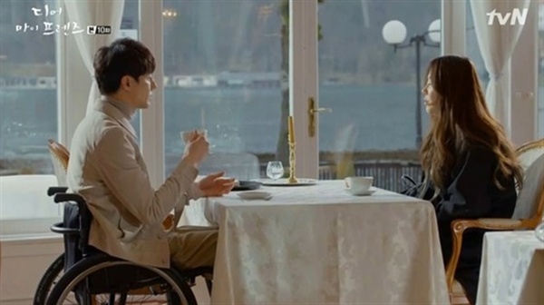  tvN <디어 마이 프렌즈>에서 배우 조인성은 장애를 가진 서연하 역을 맡아 연기한다. 노희경 작가는 <그 겨울 바람이 분다>나 <괜찮아 사랑이야> 등 자신이 집필한 드라마에서 장애를 가진 캐릭터를 꾸준히 등장시키고 있다. 