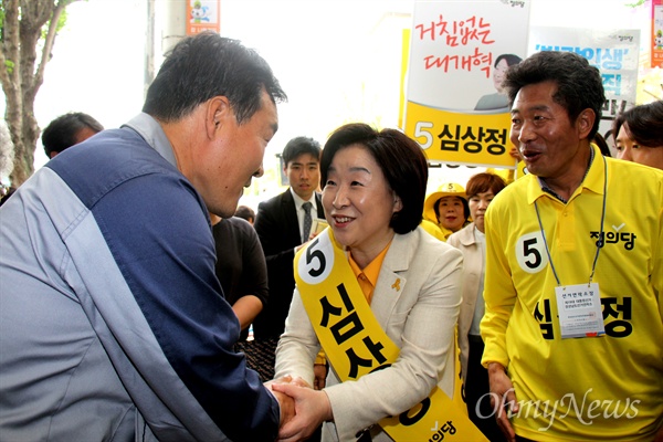  정의당 심상정 대선후보가 20일 창원 반송시장을 찾아 유세한 뒤 시민들을 만나 인사하고 있다.