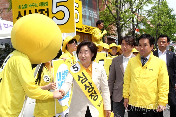 정의당 심상정 대선후보가 20일 창원 반송시장을 찾아 유세한 뒤 시민들을 만나 인사하고 있다.