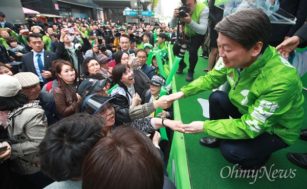 안철수 국민의당 대선후보가 20일 오후 서울 중구 남대문시장에서 열린 ‘민생이 최우선입니다’ 유세에서 유권자들과 인사를 나누며 지지를 호소하고 있다.