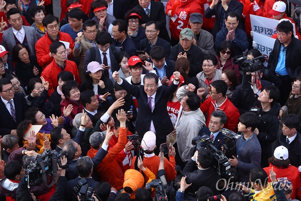 자유한국당 홍준표 대선후보가 20일 오후 경기도 용인 중앙시장을 방문해 유세를 하며 지지자들을 향해 두팔을 들어올리고 있다. 