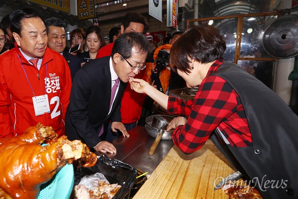 자유한국당 홍준표 대선후보가 20일 오후 경기도 용인 중앙시장을 방문해 시장 음식을 맛보고 있다. 