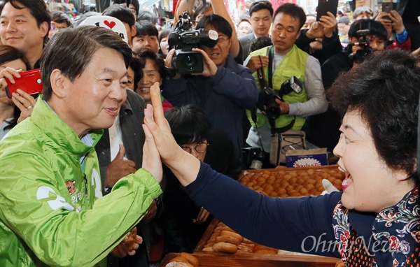  20일 오후 서울 중구 남대문시장을 찾아 거리유세에 나선 안철수 국민의당 대선후보가 시장 상인들과 인사를 나누고있다. 