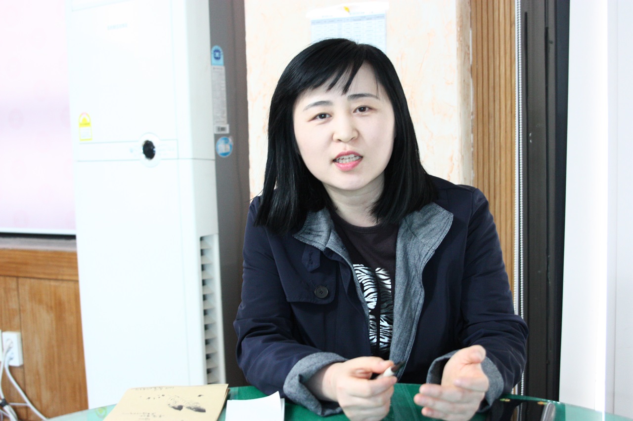 발달장애인에 대한 직업훈련을 담당하는 '포스트 잡 이지영(44세)교사의 모습