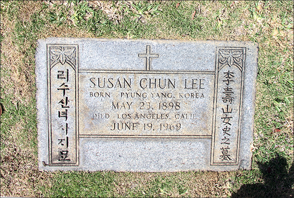 전수산 지사의 무덤, "(SUSAN CHUN LEE", 전수산 무덤 표지석에는 남편 이씨 성이 들어있다)