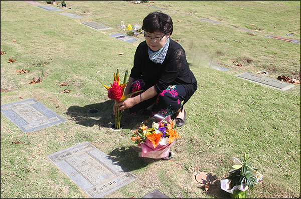 전수산 지사의 무덤에 꽃을 바치는 기자 