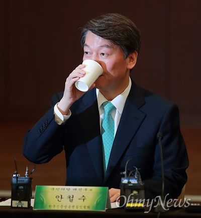 안철수 국민의당 후보가 21일 오전 서울 중구 명동 은행연합회관에서 열리는 대선후보초청 편집인협회 세미나에서 물을 마시고 있다.