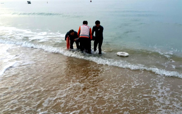 해운대경찰서 중동지구대 소속 두 경찰관이 21일 새벽 해운대해수욕장 앞 바다에 빠져 허우적대던 여성을 구조했다.
