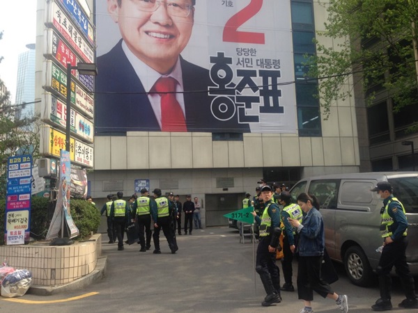 같은 날인 21일 자유한국당 당사 앞은 한산했다.