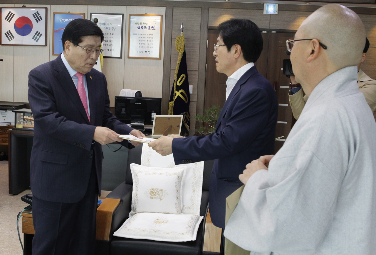 남현우 공동대표가 한상기 태안군수에게 대기오염측정소 10개 이상 설치 등 8가지 요구사항이 담긴 요구서를 전달하고 있다.