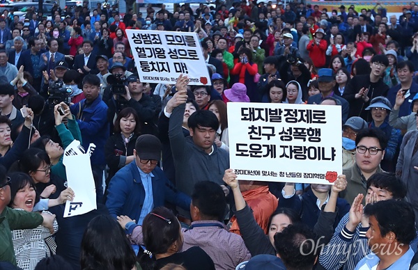 '장미대선에 맞서는 청년들의 장미혁명'이라고 밝힌 청년들이 21일 오후 경북 경주 경주역 앞에서 열린 자유한국당 홍준표 후보 유세장에서 ‘홍준표 돼지흥분제 논란’을 비판하며 기습 피케팅을 하고 있다. 
