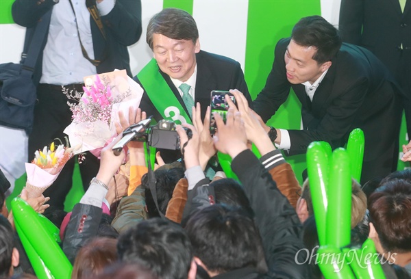 안철수 국민의당 대선후보가 21일 오후 부산 진구 쥬디스태화백화점 앞에서 열린 ‘시민이 이깁니다’ 부산 국민승리유세에서 유권자들의 손을 잡으며 인사를 나누고 있다.