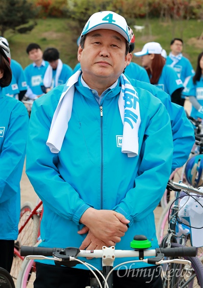 김무성 바른정당 공동선대위원장이 21일 오후 여의도 국회 둔치에서 열린 ‘유승민 후보 희망페달 자전거 유세단 발대식’에 참석하고 있다.