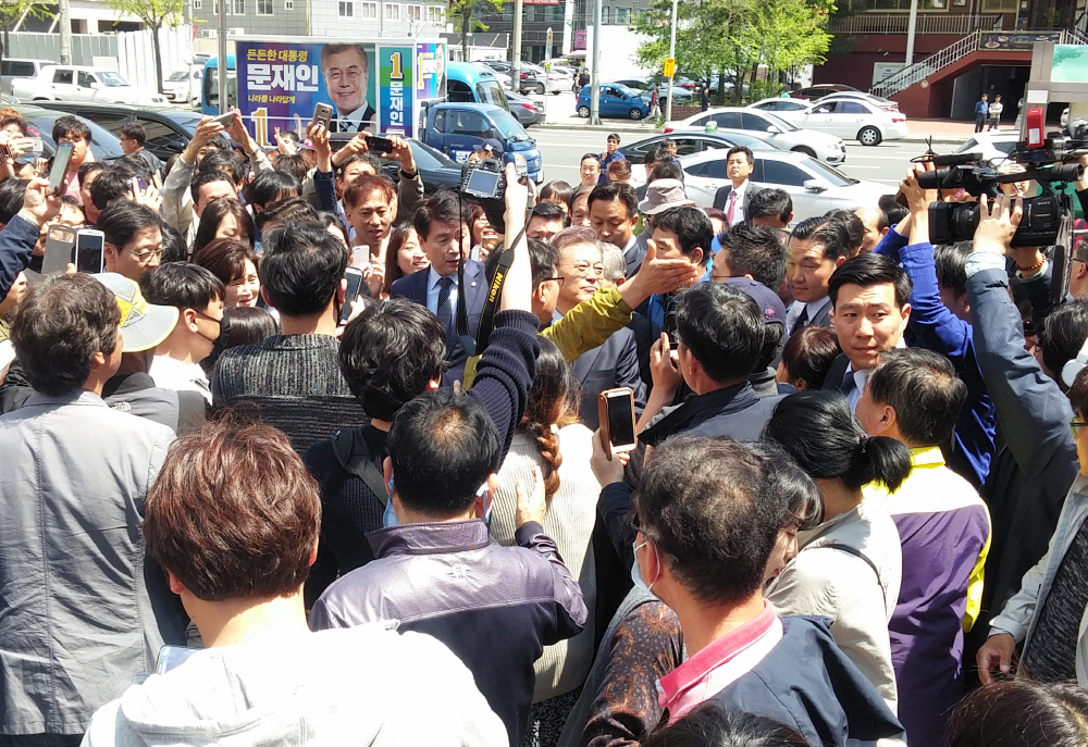 22일 낮 12시 울산 남구 삼산동 롯데백화점 광장에 선거유세를 위해 문재인 후보가 등장하자 지지자들이 사진을 찍으려 몰려들고 있다