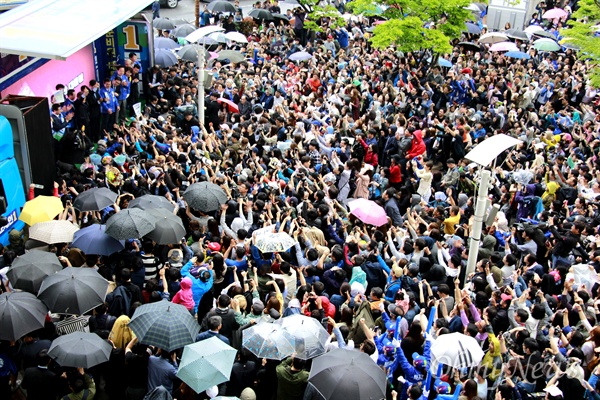 더불어민주당 문재인 대선후보가 22일 오후 창원 상남동 분수광장에서 유세를 했는데 많은 사람들이 모여 있다.