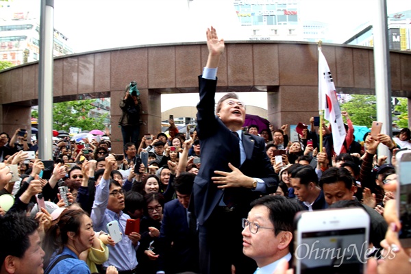 더불어민주당 문재인 대선후보가 22일 오후 창원 상남동 분수광장에서 유세를 하기 위해 들어서면서 건물에서 보고 있는 시민들한테 손을 흔들어 인사하고 있다.