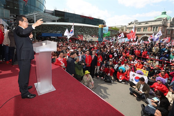 (서울=연합뉴스) 김현태 기자 = 자유한국당 홍준표 대선후보가 22일 오후 서울역 광장에서 열린 집중유세에서 시민들에게 지지를 호소하고 있다.