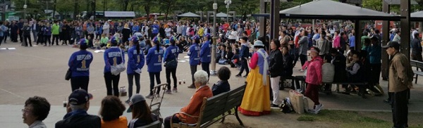 문재인 후보 서울시선대위가 주최한  중계근린공원 유세에 500여명의 구민들이 모였다.