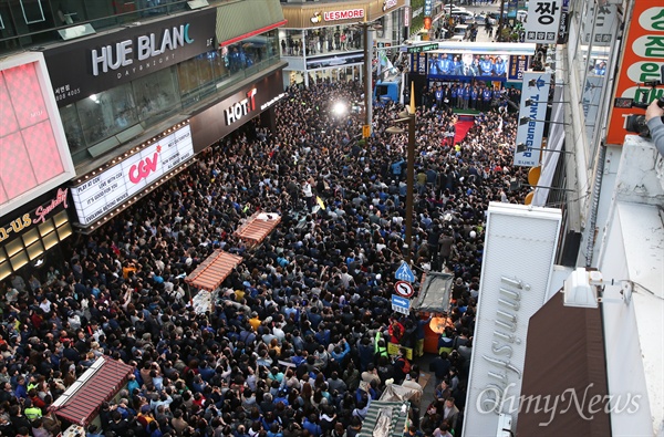 문재인 더불어민주당 대선후보가 22일 오후 부산 서면 젊음의 거리에서 열린 집중 유세에서 유권자들에게 지지를 호소하고 있다.  