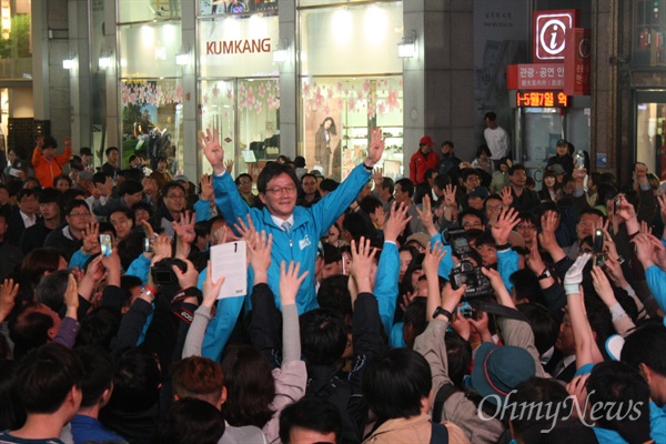 유승민 바른정당 대선후보가 22일 오후 대구백화점 앞에서 열린 집중유세를 마친 후 지지자들에 둘러싸여 만세를 부르고 있다.