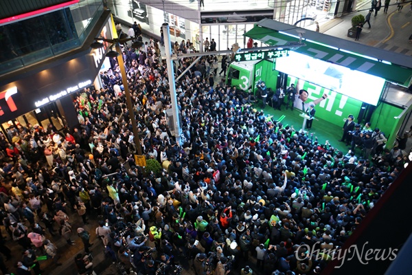 안철수 국민의당 대선후보가 21일 오후 부산시 부산진구 서면 쥬디스태화백화점 앞에서 유권자들에게 지지를 호소하고 있다.