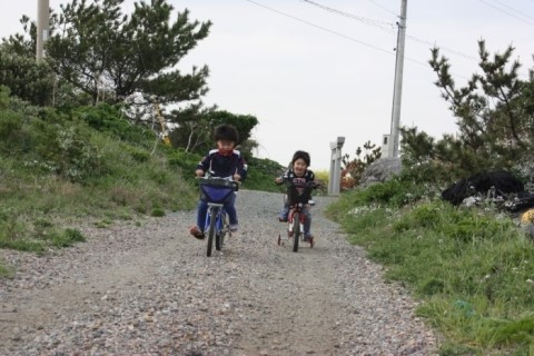 자전거 타는 아이들