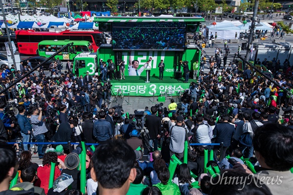 국민의당 안철수 대선후보가 23일 오후 서울 중구 세종문화회관 옆 계단에서 유세를 하고 있다.