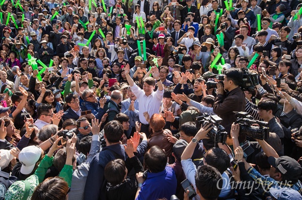 국민의당 안철수 대선후보가 23일 오후 서울 중구 세종문화회관 옆 계단에서 유세를 하고 있다.